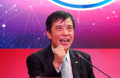 照片中，周渝民仰头自拍，眼睛看起来十分明亮，造型帅气可爱。