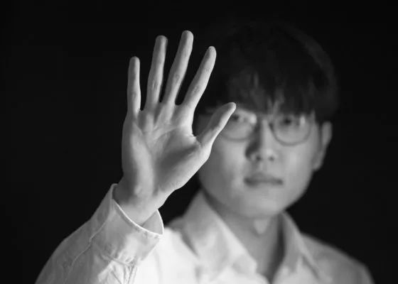 当天，她身穿粉色蓬蓬裙，搭配粉色碎钻上衣，秀出完美身材，仿佛真人版芭比。