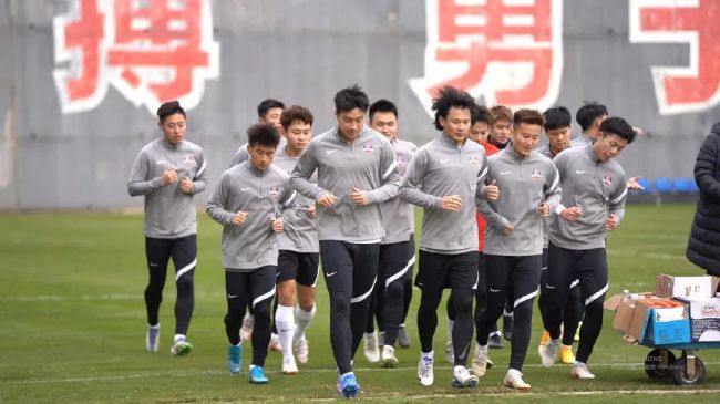 《长津湖之水门桥》领跑春节档，截至发稿时，累计票房已突破20亿。