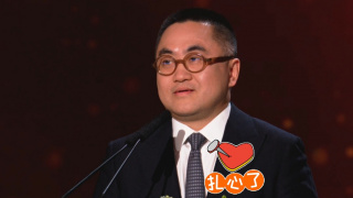 泰勒双手拽衣角防大风，晕染紧身裤包裹逆天长腿，遭到一大堆粉丝围观跟拍一脸淡定。